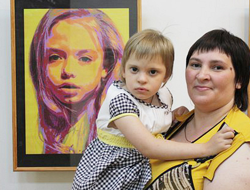 Ирина Золотухина и ее дочь Юлианна приехали на благотворительную выставку, чтобы сказать спасибо ее автору. Фото Олеси Диановой для "Кавказского узла"