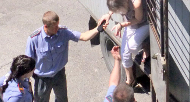 Елену Спасскую доставляют в зал судебного заседания из автозака. Сочи, 21 июня 2012 г. Фото Светланы Кравченко для "Кавказского узла"
