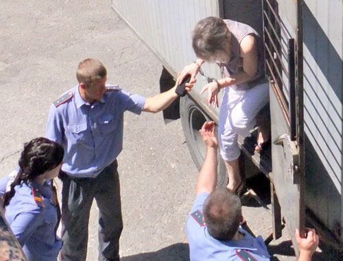 Елену Спасскую доставляют в зал судебного заседания из автозака. Сочи, 21 июня 2012 г. Фото Светланы Кравченко для "Кавказского узла"