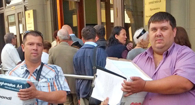 Волгоградский блогер Алексей Ульянов (справа) с Сергеем Лобачевым возле приемной президента России. Москва, 19 июня 2012 г. Фото Татьяны Филимоновой для "Кавказского узла"