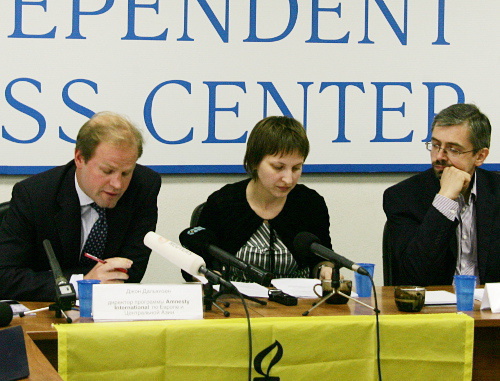 Директор программ Amnesty International по Европе и Центральной Азии Джон Дальхизен (слева) выступает на презентации доклада "Замкнутый круг несправедливости. Спецоперации и нарушения прав человека в Ингушетии" в Независимом пресс-центре. Справа - эксперт Amnesty International по России Денис Кривошеев. Москва, 21 июня 2012 г. Фото Татьяны Гантимуровой для "Кавказского узла"