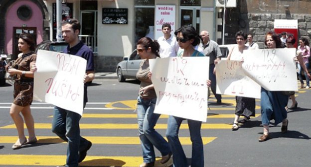 Акция протеста с требованием наказать виновных в избиении военных врачей в ресторане "Арснакар". Ереван, 22 июня 2012 г. Фото Армине Мартиросян для "Кавказского узла" 