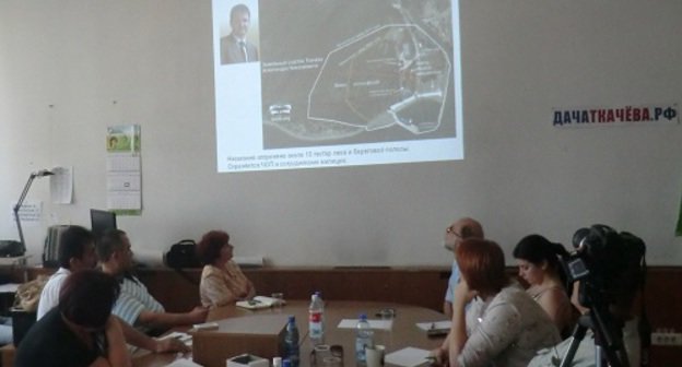 Круглый стол "Проблемы защиты законных прав граждан на пользование участками лесного фонда и береговой полосы в Краснодарском крае". Краснодар, 23 июня 2012 г. Фото Натальи Дорохиной для "Кавказского узла".