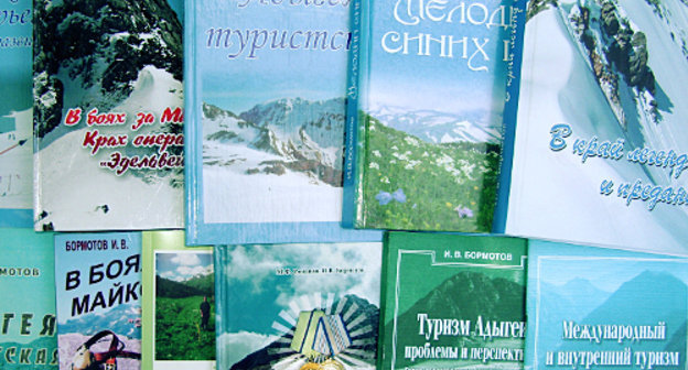 Издания писателя-краеведа Ивана Бормотова. Фото Олега Чалого для "Кавказского узла"