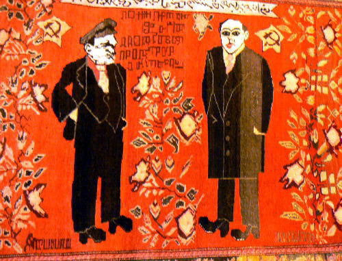 Владимир Ленин и Нариман Нариманов на ковре из Азербайджана. 1920-е гг. Выставка  "Кавказский словарь: земля и люди" в Государственном музее-заповеднике "Царицыно", Москва, 20 июня 2012 г. Фото Татьяны Гантимуровой для "Кавказского узла"