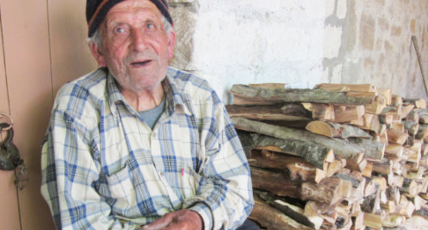 Старожил Мехманы, 90-летний Левон Атабекян, сам колет дрова. Нагорный Карабах, Мартакертский район, 15 июня 2012 г. Фото Алвард Григорян для "Кавказского узла"