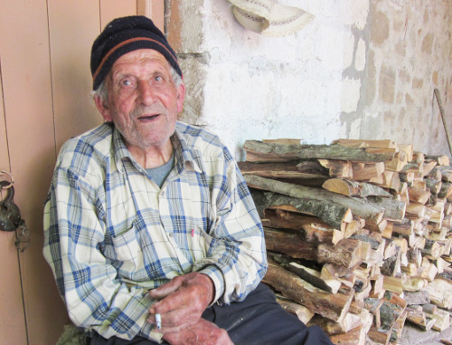 Старожил Мехманы, 90-летний Левон Атабекян, сам колет дрова. Нагорный Карабах, Мартакертский район, 15 июня 2012 г. Фото Алвард Григорян для "Кавказского узла"