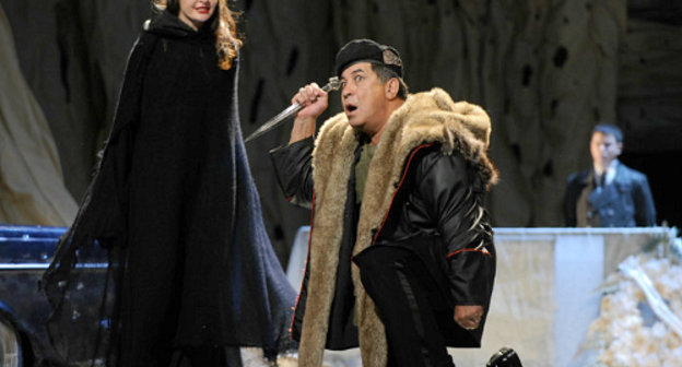 Cцена из спектакля  «Ричард III» Оренбургского драматического театра им. М. Горького. Фото предоставлено пресс-службой Сочинского концертно-филармонического объединения
