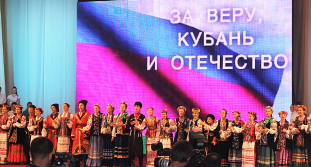 Выступление воспитанников школы-интерната имени Захарченко на учредительном форуме регионального движения «За веру, Кубань и Отечество». Краснодар, 19 июня 2012 г. Фото Андрея Кошика для "Кавказского узла"