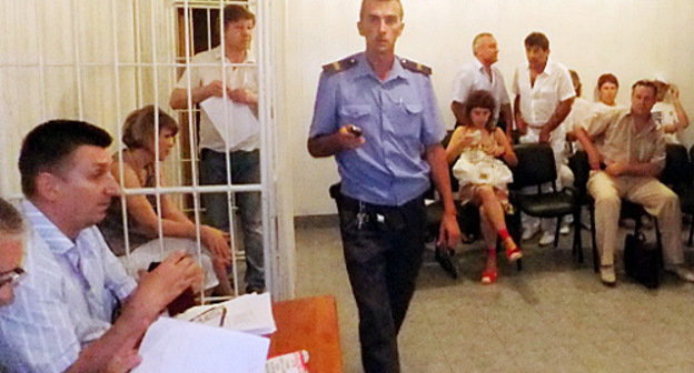 Участники процесса и слушатели перед началом судебного заседания  по делу обвиняемых в мошенничестве директора МУП "Дирекция по эксплуатации торговой галереи" Елены Спасской и предпринимателя Михаила Батракова. Сочи, 25 июня 2012 г. Фото Светланы Кравченко для "Кавказского узла"