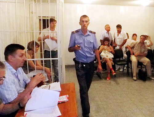 Участники процесса и слушатели перед началом судебного заседания  по делу обвиняемых в мошенничестве директора МУП "Дирекция по эксплуатации торговой галереи" Елены Спасской и предпринимателя Михаила Батракова. Сочи, 25 июня 2012 г. Фото Светланы Кравченко для "Кавказского узла"