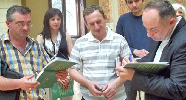 Презентация книги руководителя Черкесского культурного центра, профессора Мераба Чухуа (справа) "Геноцид черкесов" состоялась в выставочном зале Парламентской национальной библиотеки Грузии. 25 июня 2012 г.  Фото Нико Багратиони для "Кавказского узла"
