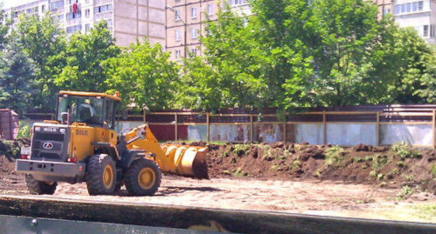Вырубка зеленых насаждений в сквере на улице Кисловодской в Ессентуках под строительство торгово-развлекательного центра. Ставропольский край, июнь 2012 г.  Фото Александра Сысоева, http://асысоев.рф