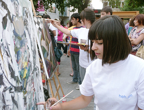 Студенты колледжа Ереванской государственной академии художеств имени Терлемезяна представиляют тематические картины в рамках акции "Я хочу жить". На переднем плане - Элина Барсегян. Ереван, 26 июня 2012 г. Фото Армине Мартиросян для "Кавказского узла"