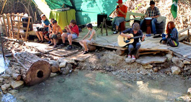 Акция по благоустройству родника Штахановского завершилась фестивалем. На снимке: гала-концерт на роднике Штахановского. Ростов-на-Дону, июнь 2012 г. Фото предоставлено организаторами мероприятия