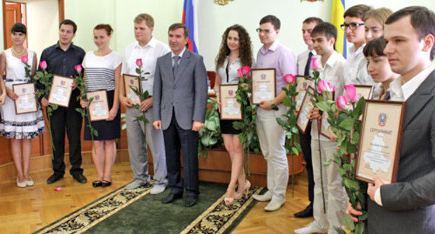 Члены молодежного правительства Ростовской области четвертого созыва. Ростов-на-Дону, 26 июня 2012 г. Фото Олеси Диановой для "Кавказского узла"