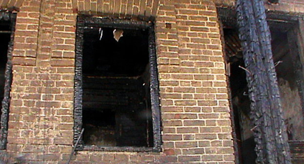 Астрахань, 25 июня 2012 г. Окна и входная дверь дома №29 на улице Советской после пожара. Фото Елены Гребенюк для "Кавказского узла"