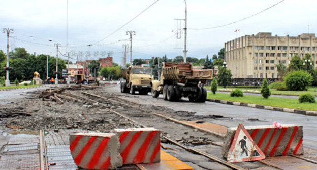 Идет смена трамвайных путей, которые проходят по Чугунному мосту. Северная Осетия, Владикавказ, 28 июня  2012 г. Фото Эммы Марзоевой для "Кавказского узла"