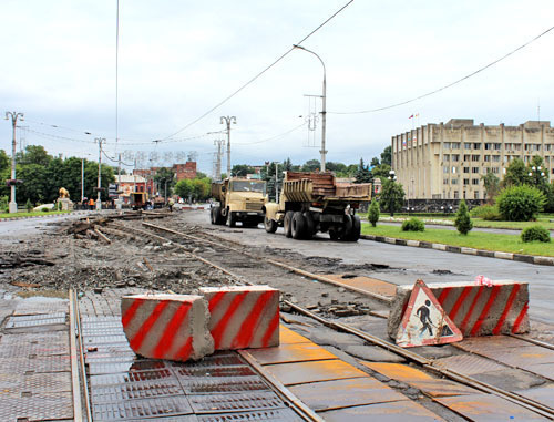 Идет смена трамвайных путей, которые проходят по Чугунному мосту. Северная Осетия, Владикавказ, 28 июня  2012 г. Фото Эммы Марзоевой для "Кавказского узла"
