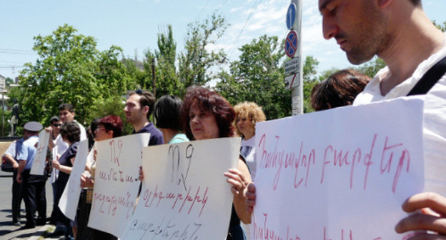 Акция с требованием наказания виновных в избиении военных врачей в ресторане "Арснакар". Ереван, 22 июня 2012 г. Фото Армине Мартиросян для "Кавказского узла" 