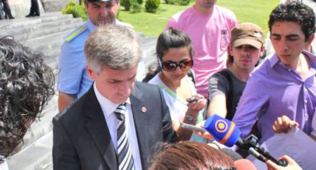 Акция против строительства музея в парке Нор Норк прошла в Ереване. На снимке: активисты передают письмо представителю мэрии. Армения, 27 июня 2012 г. Фото Мариам Сухудян