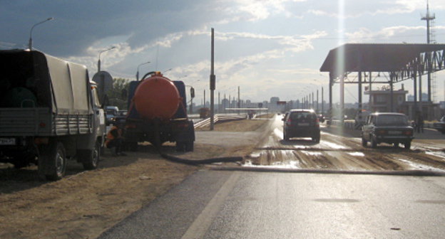 Волгоград, 30 июня 2012 г.  Пункт дезинфекции автотранспорта от африканской чумы свиней на мосту через Волгу. Фото Вячеслава Ященко для "Кавказского узла"