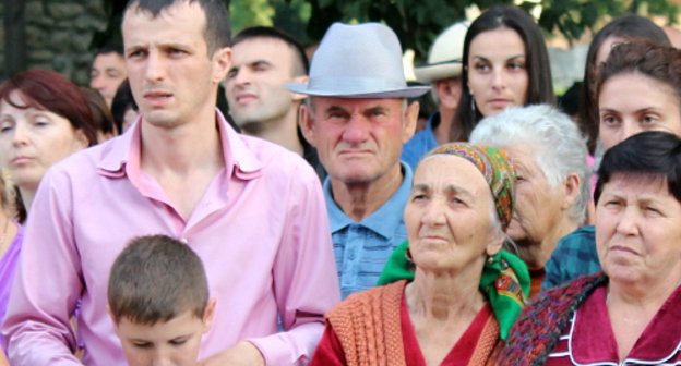 Северная Осетия, Алагир, 30 июня 2012 г. Митинг против строительства цементного завода. Фото Эммы Марзоевой для "Кавказского узла"