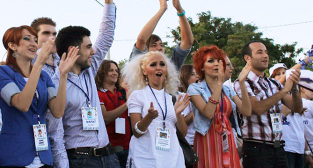 Участники международного фестиваля-конкурса «Морской узел» на церемонии открытия. Новороссийск, Краснодарский край, 2 июля 2012 г. Фото Никиты Серебрянникова для "Кавказского узла"