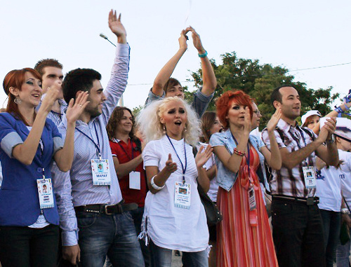 Участники международного фестиваля-конкурса «Морской узел» на церемонии открытия. Новороссийск, Краснодарский край, 2 июля 2012 г. Фото Никиты Серебрянникова для "Кавказского узла"