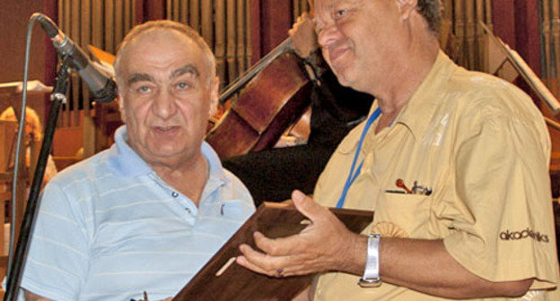 Станислав Железкин (справа) получает диплом Второго фестиваля "Театральный Олимп" от Геннадия Дадамяна. Сочи, 30 июня 2012 г. Фото  Анастасии Карагачевой для "Кавказского узла"