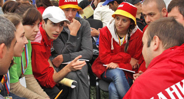 Молодежный форум "Машук-2012" начал работу в Пятигорске. На снимке: участники форума. Ставропольский край, 1 июля 2012 г. Фото: пресс-центр Всекавказского молодежного форума "Машук-2012"