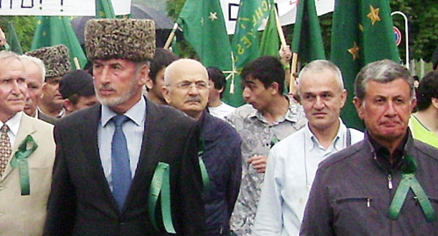 Адыгея, Майкоп, 21 мая 2012 г. Участники шествия в память жертв Кавказской войны. Фото Олега Чалого для "Кавказского узла"