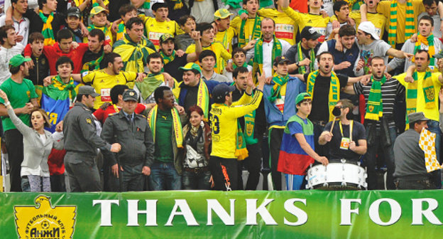 Болельщики "Анжи" приветствуют выход клуба в Лигу Европы. Махачкала, стадион "Динамо", 13 мая 2012 г. Фото пресс-службы ФК Анжи