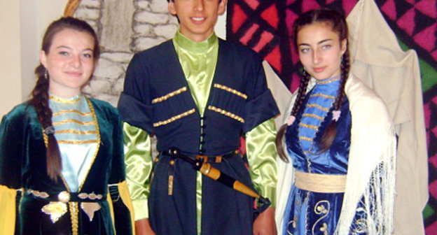 Представители Эльбрусского района КБР на празднике айрана. КЧР, Малокарачаевский район, село Красный Курган, 1 июля 2012 г. Фото Лейлы Гочияевой для "Кавказского узла"