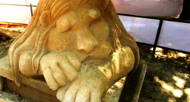 Фигура спящего льва, сделанная из песка. Сочи, парк "Ривьера", июнь 2012 г. Фото Светланы Кравченко для "Кавказского узла"