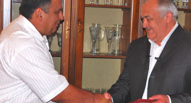 Таймураз Мамсуров (справа) вручает медаль"Во славу Осетии" отцу игрока сборной России Алана Дзагоева Елизбару Дзагоеву. Северная Осетия, 1 июля 2012 г. Фото Владимира Иванова для "Кавказского узла"