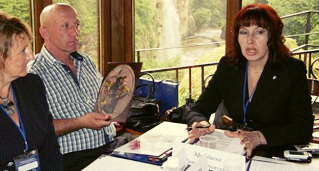 Председатель правления Кабардино-балкарского регионального отделения "Ассоциации женщин-предпринимателей России" Рита Эфендиева (справа) и директор  турбазы "Медовые  водопады" Мусса  Боташев во время заседания  "круглого стола" на тему развития малого и среднего предпринимательства в СКФО. КЧР, Малокарачаевский район, село Красный Курган, 1 июля 2012 г. Фото Лейлы Гочияевой для "Кавказского узла"