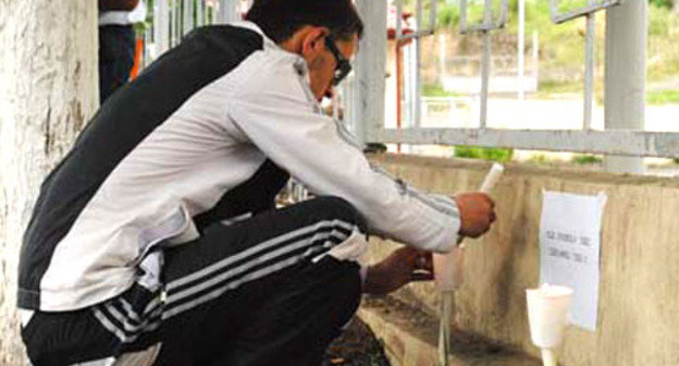 Акция в память скончавшегося после инцидента в ресторане ''Арснакар'' военного врача Ваге Аветяна. Нагорный Карабах, Степанакерт, 03 июля 2012 год. Фото: Кнар Бабаян для "Кавказского узла"