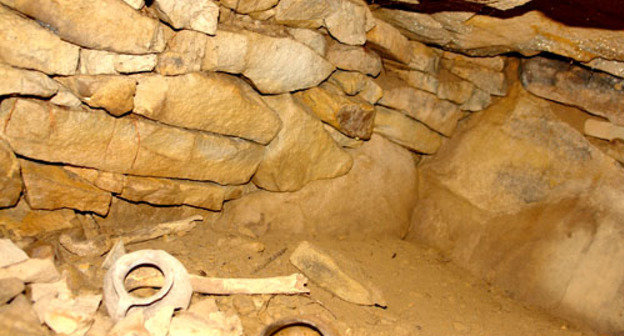 Вскрытое древнее захоронение. КБР. Фото Виктора Котлярова