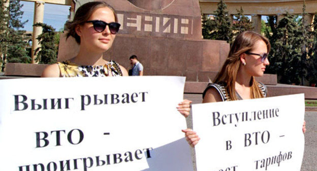 Санкционированный пикет против вступления России во ВТО провела комсомольская организация на площади Ленина. Волгоград, 3 июля 2012 г. Фото Татьяны Филимоновой для "Кавказского узла" 
