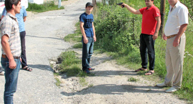 В селении Карата проводится следственный эксперимент в рамках расследования убийства 16-летнего подростка. Дагестан, Ахвахский район, 5 июля 2012 г. Фото Ахмеднаби Ахмеднабиева для "Кавказского узла"