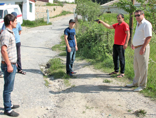 В селении Карата проводится следственный эксперимент в рамках расследования убийства 16-летнего подростка. Дагестан, Ахвахский район, 5 июля 2012 г. Фото Ахмеднаби Ахмеднабиева для "Кавказского узла"