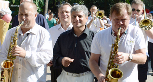 Участники джазового марша по парку "Ривьера", открывающего фестиваль "АкваДжаз". Справа - Игорь Бунтман. Сочи, 4 июля 2012 г. Фото пресс-службы оргкомитета XXII Олимпийских зимних игр и XI Паралимпийских зимних игр 2014 года в городе Сочи 
