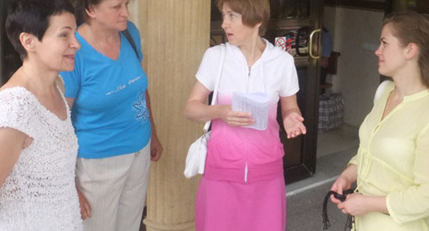 Ирина Бровкина (вторая справа) возле входа в здание Центрального районного суда Сочи. Фото Светланы Кравченко для "Кавказского узла"