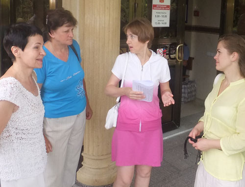Ирина Бровкина (вторая справа) возле входа в здание Центрального районного суда Сочи. Фото Светланы Кравченко для "Кавказского узла"