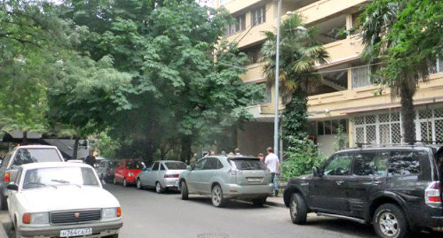 Машина обвиняемого Волова (слева) возле дома по адресу улица Островского, 35/11. Сочи, 1 июля 2012 г. Фото Светланы Кравченко для «Кавказского узла»