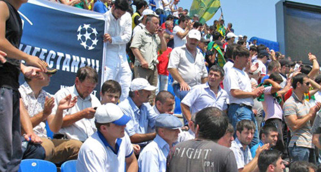 Болельщики "Анжи" на митинге против запрета футбольного клуба проводить матчи Лиги Европы в Дагестане. Махачкала, 7 июля 2012. Фото Тимура Исаева для "Кавказского узла"