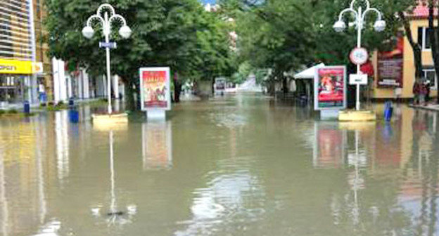 Набережная Геленджика в зоне подтопления. Краснодарский край, 7 июля 2012 г. Фото: официальный твиттер-аккаунт губернатора Краснодарского края Александра Ткачева,  http://twitpic.com/a4u1ja 