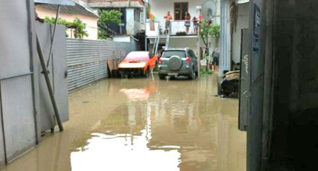 В одном из дворов Геленджика. Краснодарский край, 7 июля 2012 г. Фото: официальный твиттер-аккаунт губернатора Краснодарского края Александра Ткачева, http://twitpic.com/a4u1ja