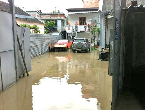 В одном из дворов Геленджика. Краснодарский край, 7 июля 2012 г. Фото: официальный твиттер-аккаунт губернатора Краснодарского края Александра Ткачева, http://twitpic.com/a4u1ja